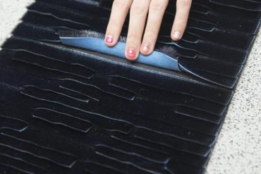 processing_fur_skins_kick_lady_fur