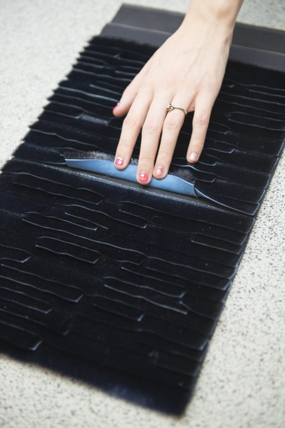 processing_fur_skins_kick_lady_fur